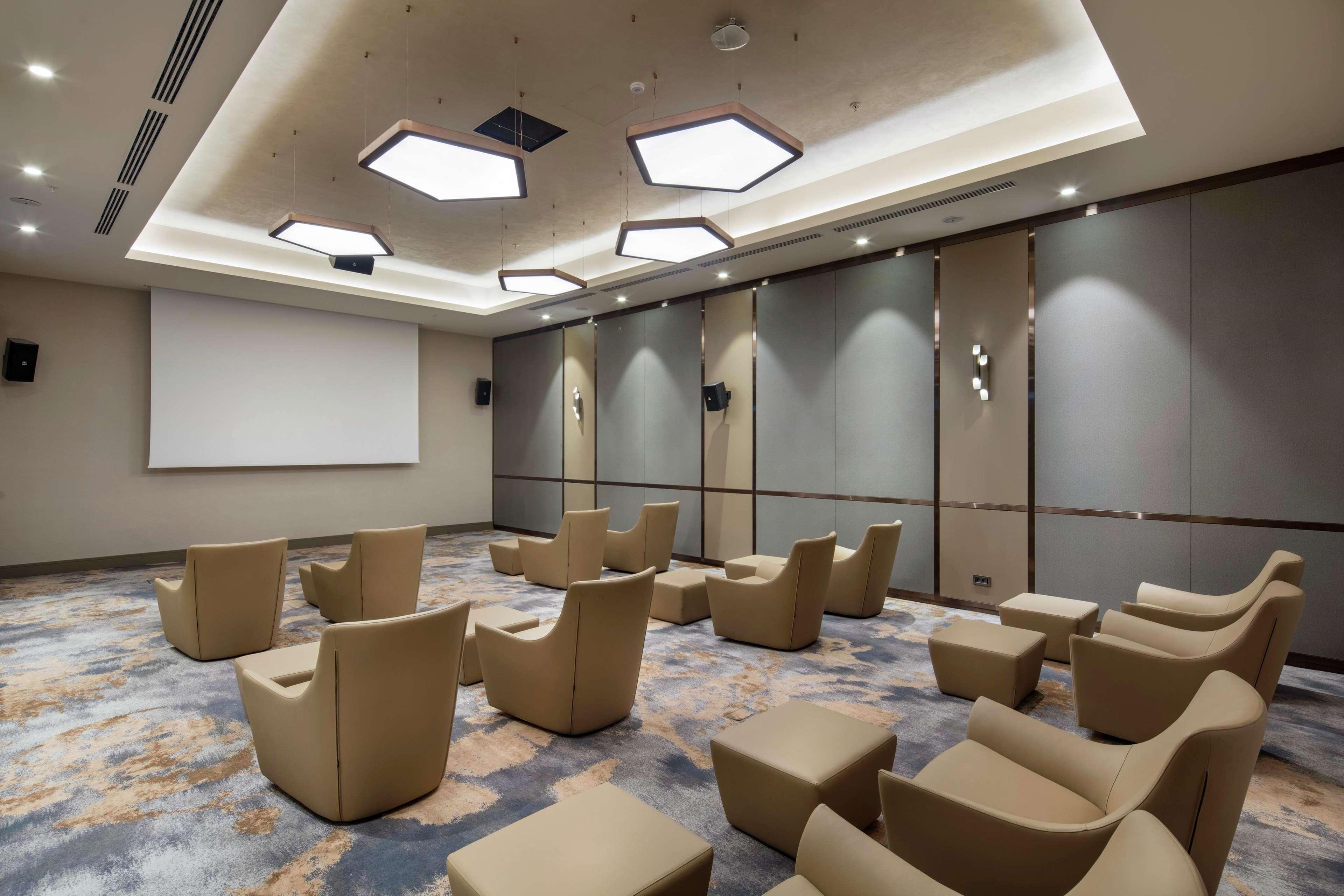 Hotel Doubletree By Hilton Skopje Extérieur photo The meeting room