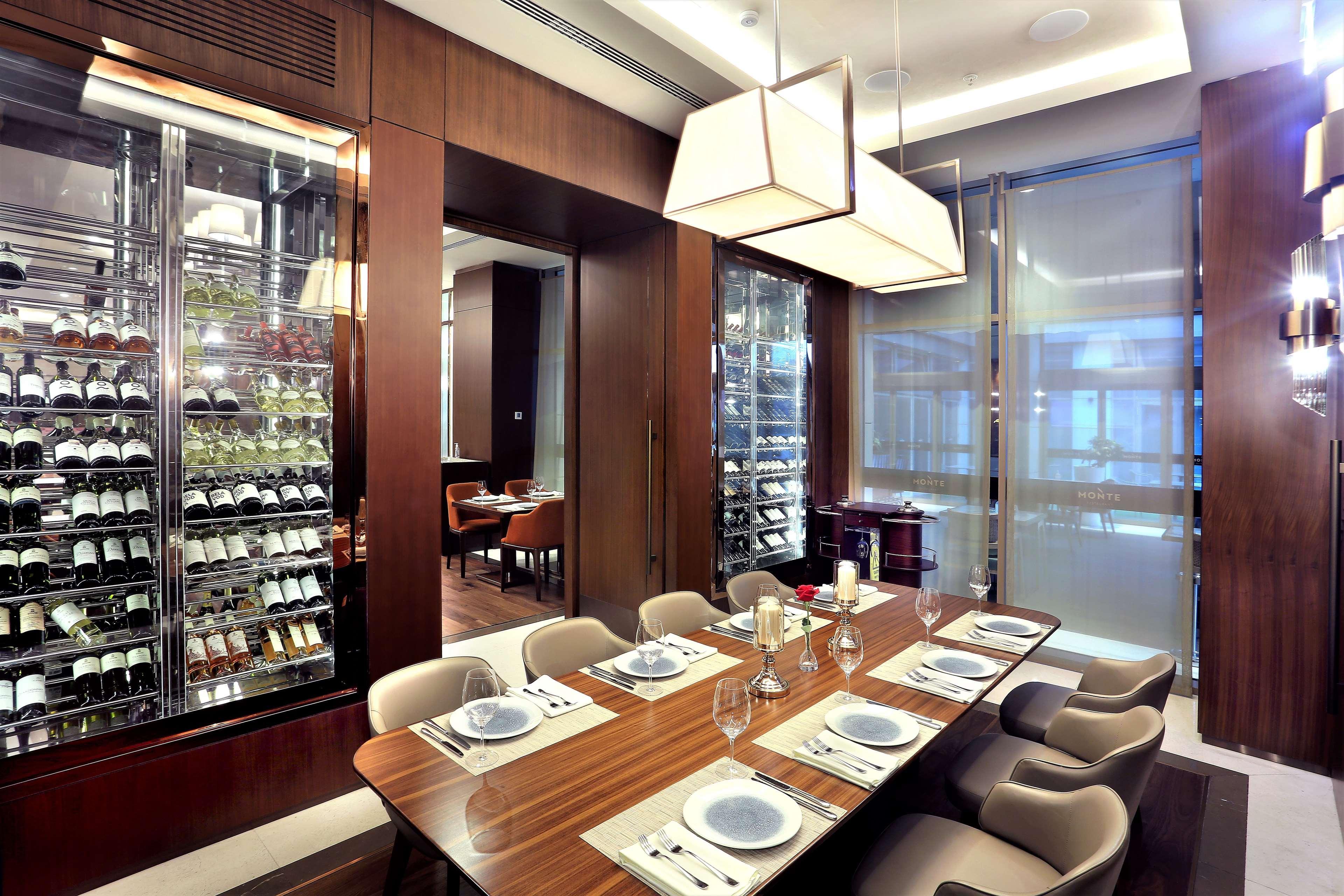 Hotel Doubletree By Hilton Skopje Extérieur photo The interior of the restaurant