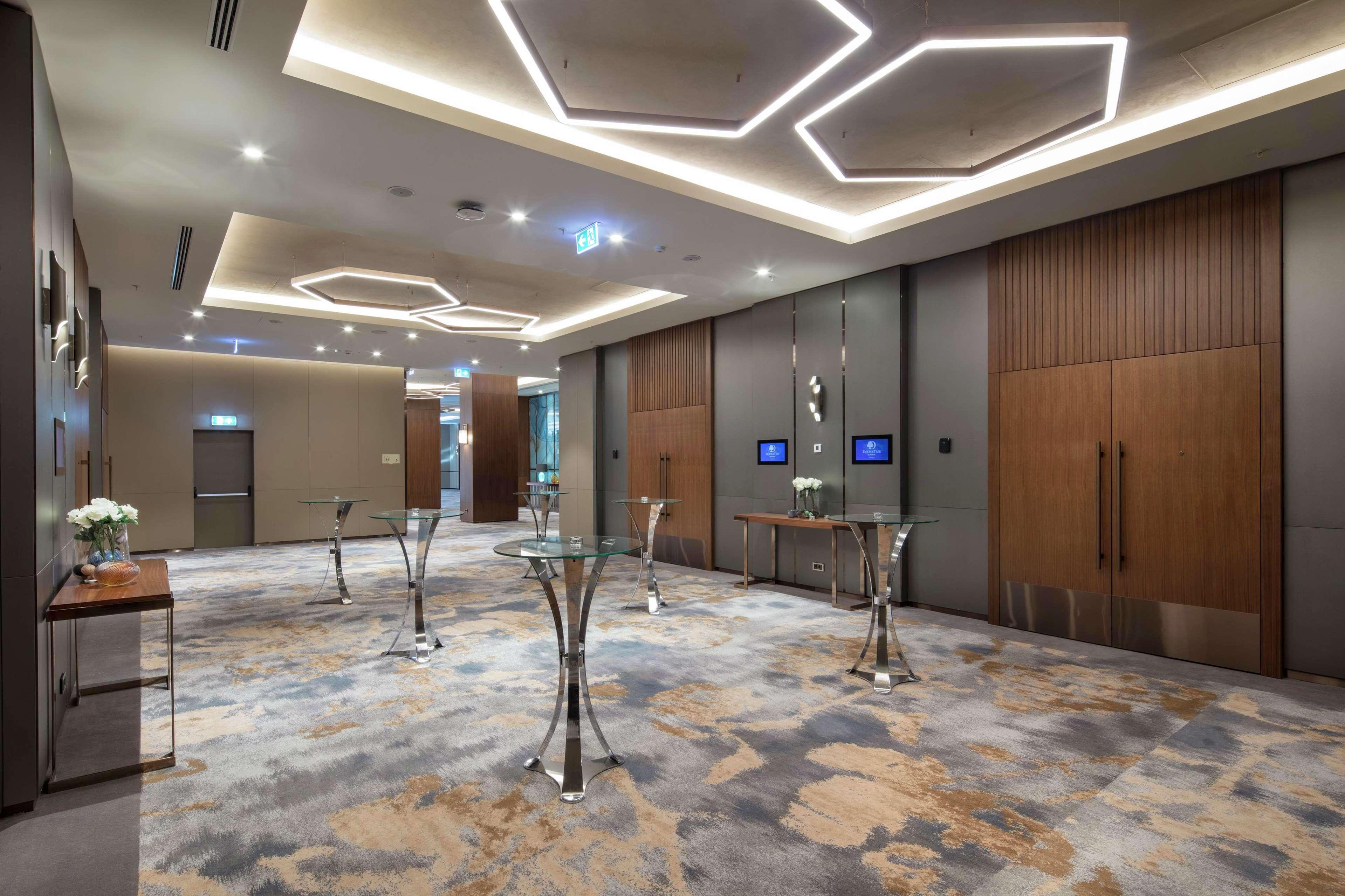 Hotel Doubletree By Hilton Skopje Extérieur photo The lobby of the hotel