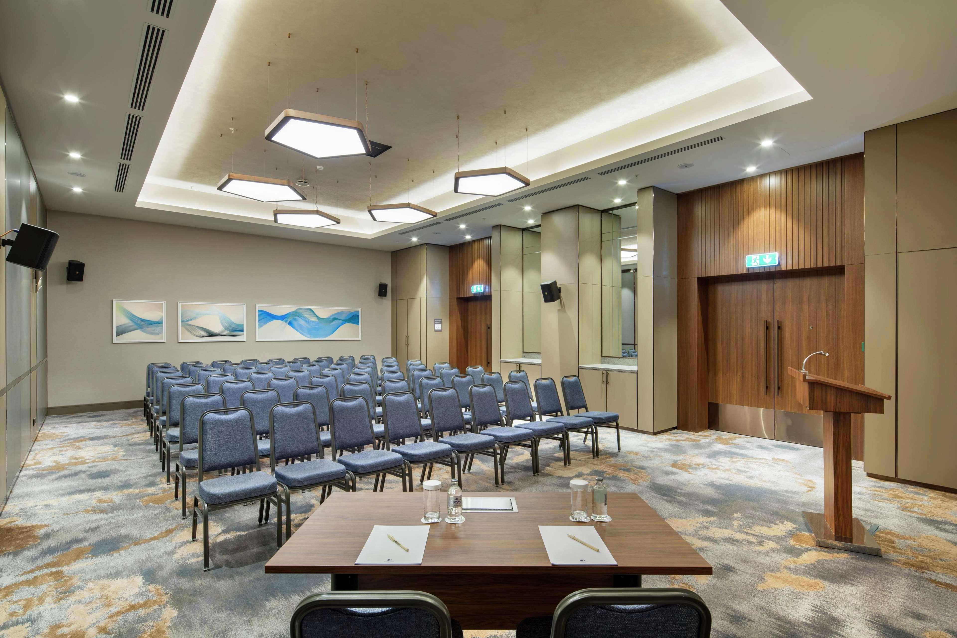Hotel Doubletree By Hilton Skopje Extérieur photo Meeting room