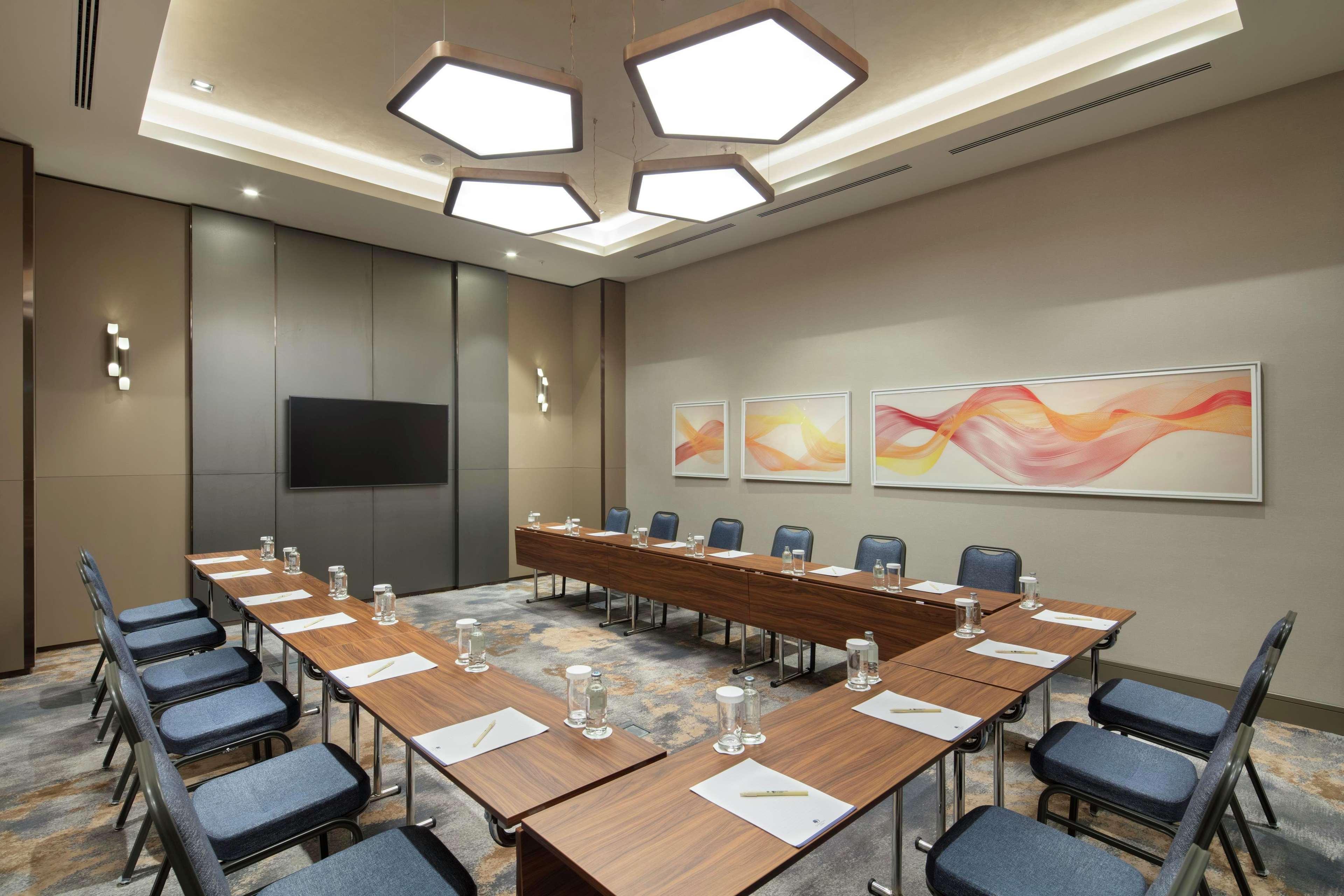 Hotel Doubletree By Hilton Skopje Extérieur photo Meeting room