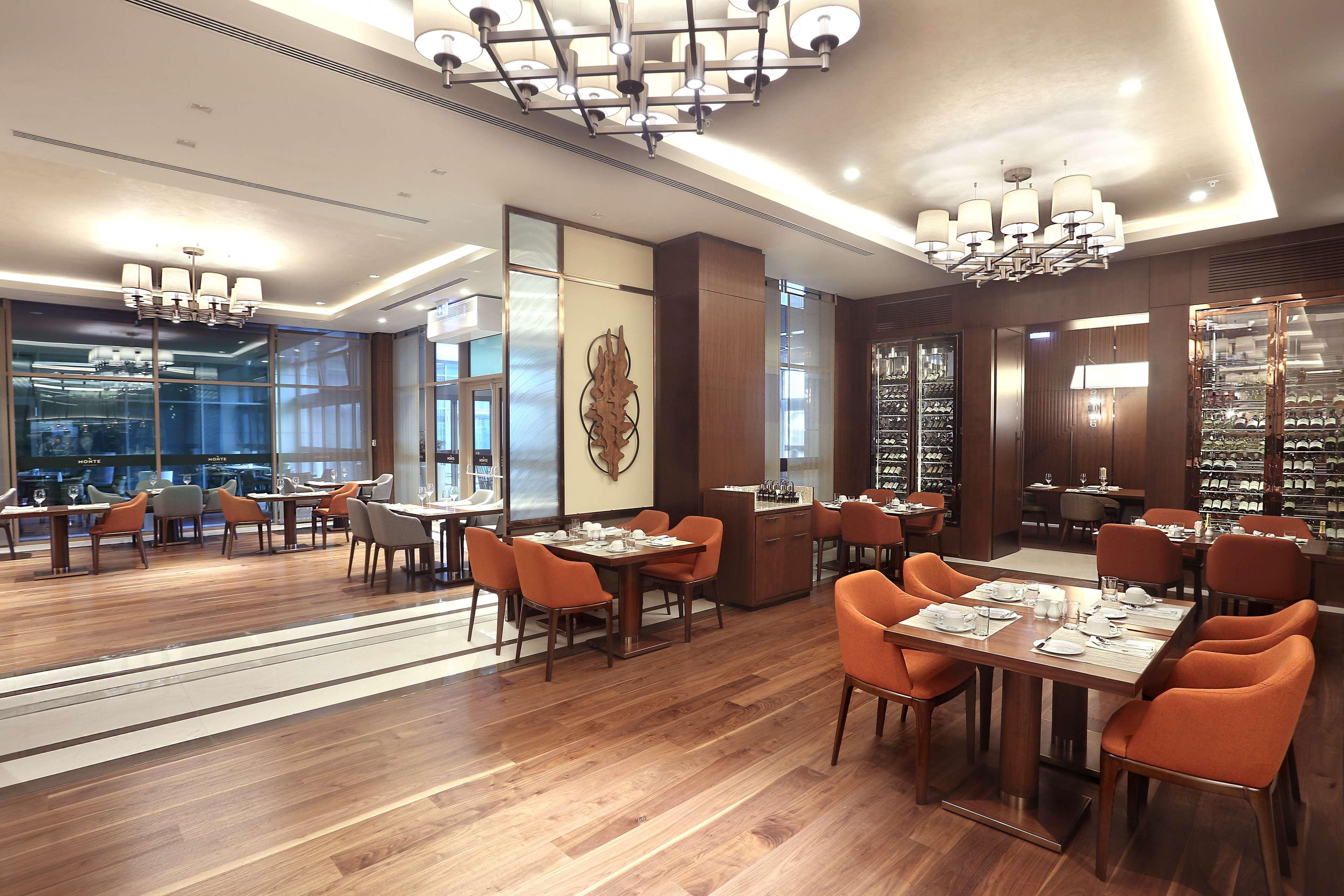 Hotel Doubletree By Hilton Skopje Extérieur photo The interior of the restaurant