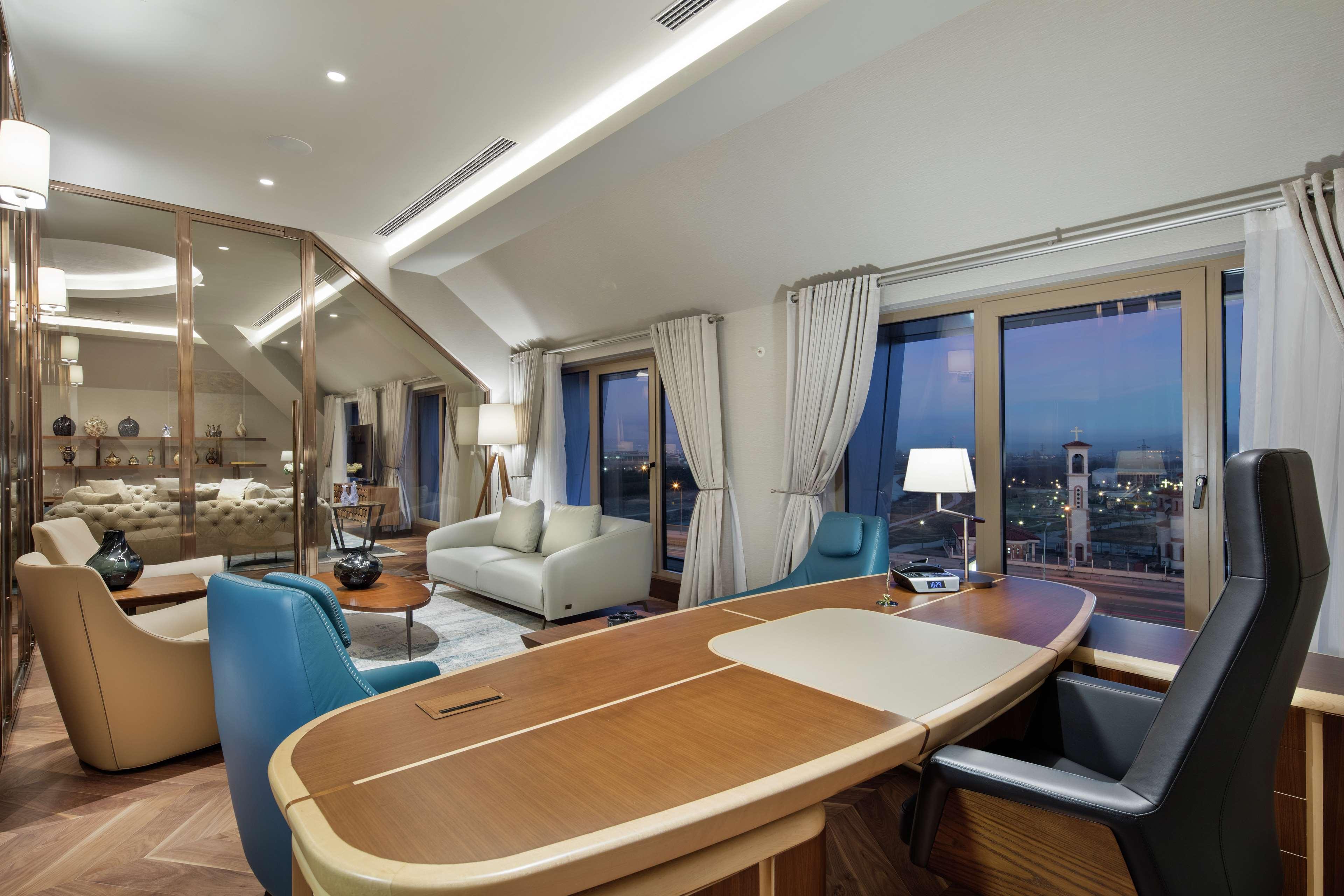 Hotel Doubletree By Hilton Skopje Extérieur photo The interior of the presidential suite