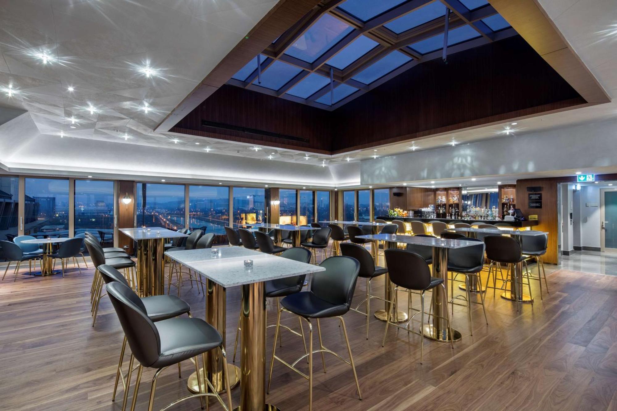 Hotel Doubletree By Hilton Skopje Extérieur photo The Club lounge at London Heathrow Airport