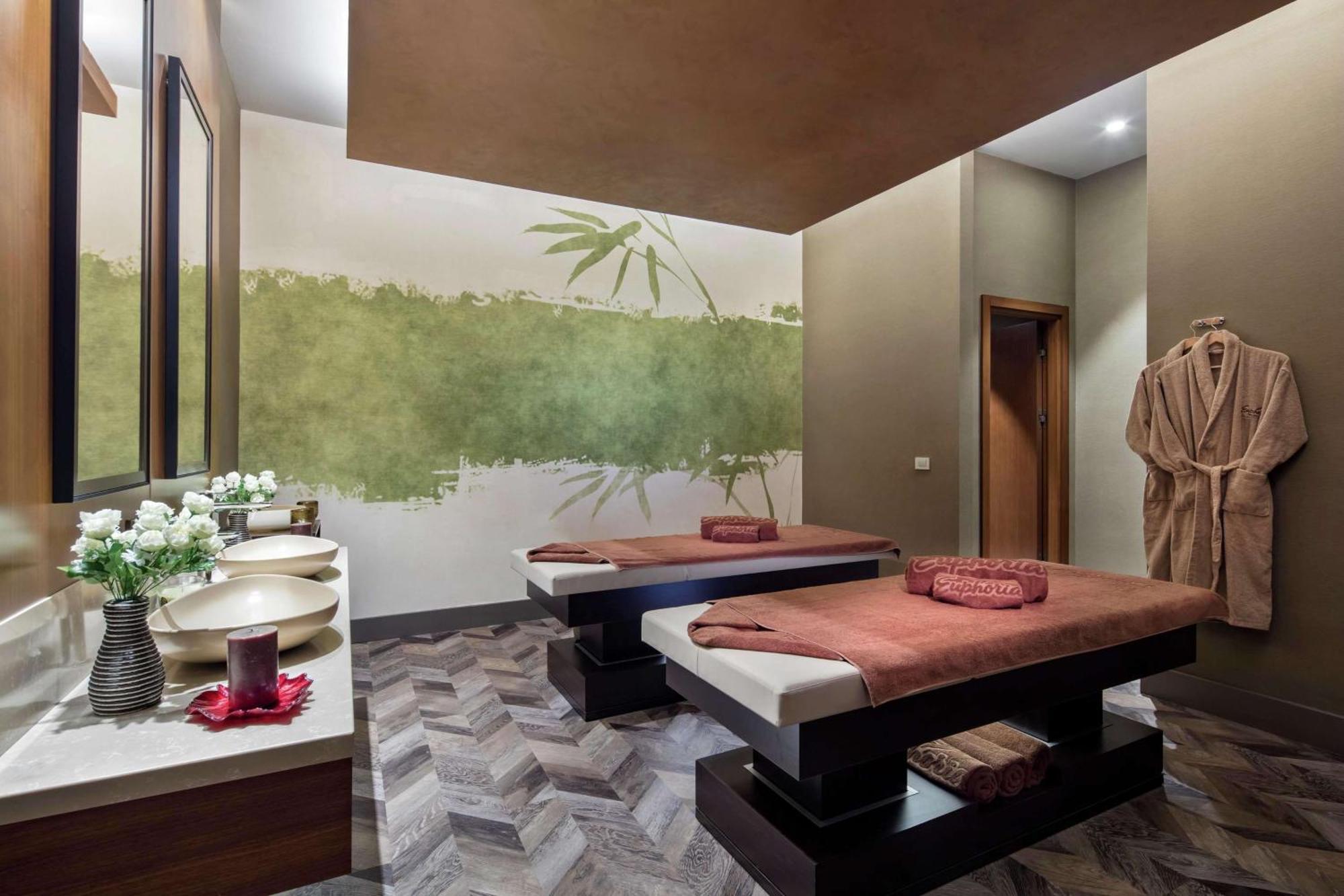 Hotel Doubletree By Hilton Skopje Extérieur photo Spa at the hotel