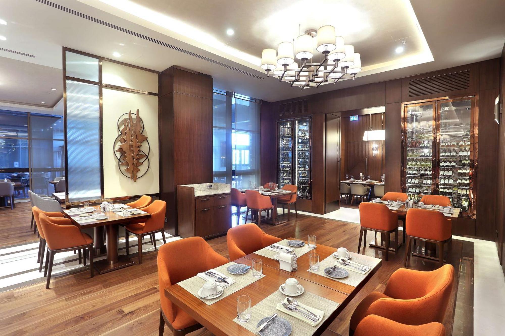 Hotel Doubletree By Hilton Skopje Extérieur photo The interior of the restaurant