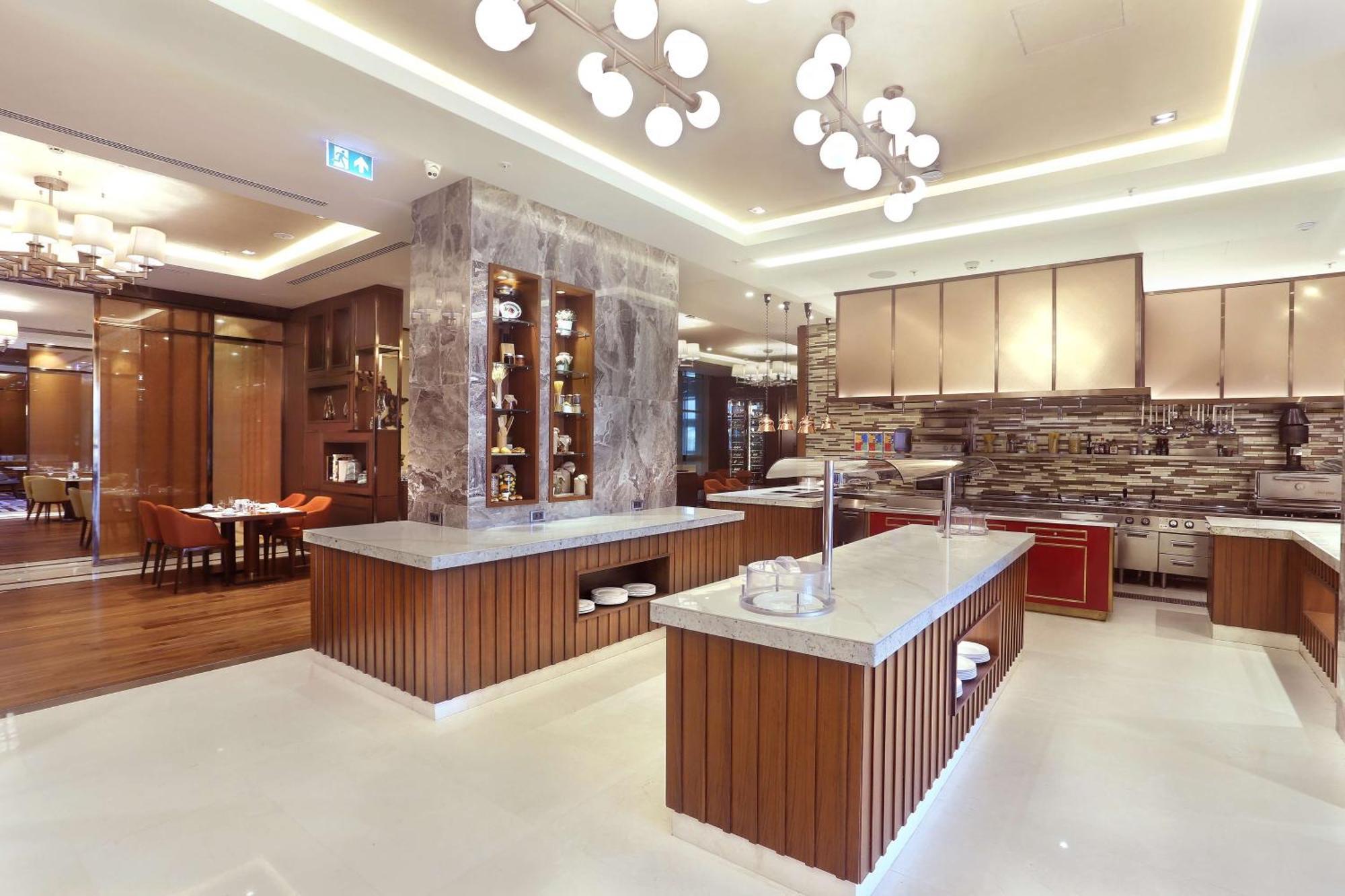 Hotel Doubletree By Hilton Skopje Extérieur photo The kitchen at the restaurant